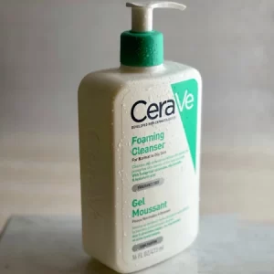 تصویر شوینده فومی سراوی (CeraVe) مخصوص پوست نرمال و چرب (نیاسینامید و هیالورونیک اسید) ۴۷۳ میل در لیورا