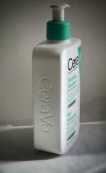 تصویر شوینده فومی سراوی (CeraVe) مخصوص پوست نرمال و چرب (نیاسینامید و هیالورونیک اسید) ۴۷۳ میل در لیورا