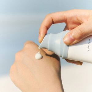 تصویر ضد آفتاب هیالو-سیکا (Water-Fit) اسکین ۱۰۰۴ در فروشگاه لیورا